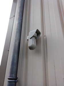 Détail d'un détecteur WATCHOUT monté en surveillance de façade avec une lentille rideau.