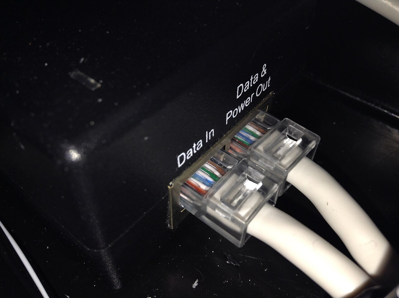 Injecteur PoE avec deux prises réseau marquées « Data In » et « Data & Power Out »